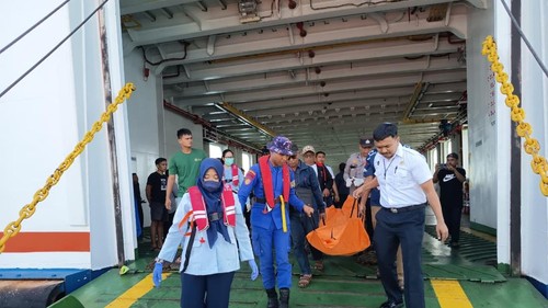 Petugas mengevakuasi seorang ABK yang ditemukan tewas di atas kapal KMP Athayana, Selasa (30/6/2026). (Foto : Dok Polda NTB).