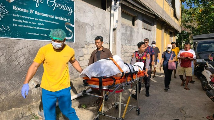 Evakuasi jenazah WN Denmark AKL (42) di Nusa Lembongan, Kecamatan Nusa Penida, Klungkung, Bali, Senin (29/6/2026). (Dok. Polsek Nusa Penida).