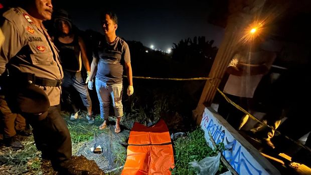 Evakuasi mayat pria yang ditemukan di sekitar Makam Petilasan Gunung Ngrangging, Desa Singopadu, Sragen, Senin (29/6/2026) malam. Evakuasi mayat pria yang ditemukan di sekitar Makam Petilasan Gunung Ngrangging, Desa Singopadu, Sragen, Senin (29/6/2026) malam.
