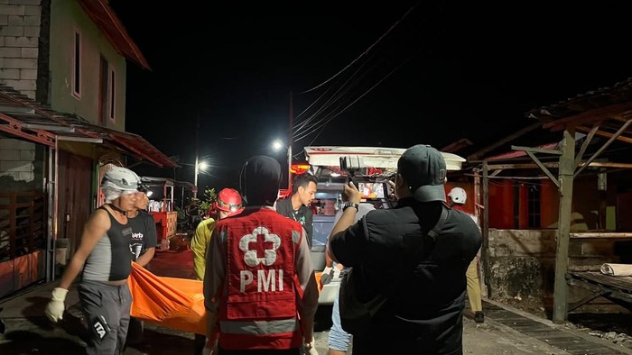 Evakuasi mayat pria yang ditemukan di sekitar Makam Petilasan Gunung Ngrangging, Desa Singopadu, Sragen, Senin (29/6/2026) malam.