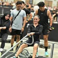 Ririn Ekawati tampil perdana dalam Hyrox Jakarta bersama sang suami, Ibnu Jamil. Ia tampil dengan gaya kepang cornrow memakai setelan jaket dan celana hitam. Foto: Dok. Instagram