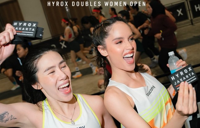 Cinta Laura juga menaklukkan Hyrox pertamanya dengan gaya rambut double braided. Ia memadukan kaos tanpa lengan dan legging hitam yang nyaman untuk bergerak selama acara. Foto: Dok. Instagram