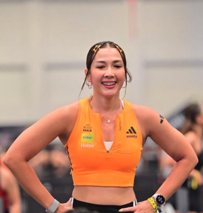 Andrea Dian ikut menyita perhatian dengan setelan orange-hitam di Hyrox Jakarta. Lihat gaya jepit rambut bintangnya yang membuat penampilannya terlihat lebih manis. Foto: Dok. Instagram