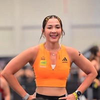 Andrea Dian ikut menyita perhatian dengan setelan orange-hitam di Hyrox Jakarta. Lihat gaya jepit rambut bintangnya yang membuat penampilannya terlihat lebih manis. Foto: Dok. Instagram