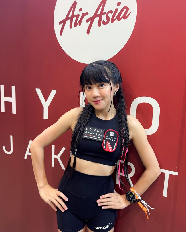 Cindy Gulla ikut meramaikan Hyrox Jakarta dengan setelan black on black. Gaya rambut poni dan long double braided juga ikut mencuri atensi. Foto: Dok. Instagram