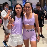 Sheryl Sheinafi ikut Hyrox Jakarta dengan gaya rambut sleek dan eyeshadow biru menyala. Perpaduan outfit lilac dan sepatu tosca tentu menyita perhatian. Foto: Dok. Instagram