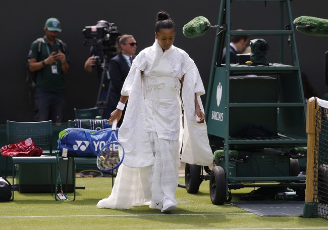 Memasuki All England Lawn Tennis and Croquet Club, London, Naomi memberikan grand-entrance dramatis dalam balutan padu-padan white-on-white yang disertai luaran kimono. Busana tersebut merupakan buah kolaborasinya bersama Nike dan desainer Jepang Hana Yagi. (Foto: REUTERS/Andrew Couldridge)