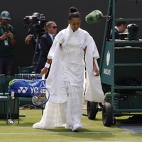 Memasuki All England Lawn Tennis and Croquet Club, London, Naomi memberikan grand-entrance dramatis dalam balutan padu-padan white-on-white yang disertai luaran kimono. Busana tersebut merupakan buah kolaborasinya bersama Nike dan desainer Jepang Hana Yagi. (Foto: REUTERS/Andrew Couldridge)