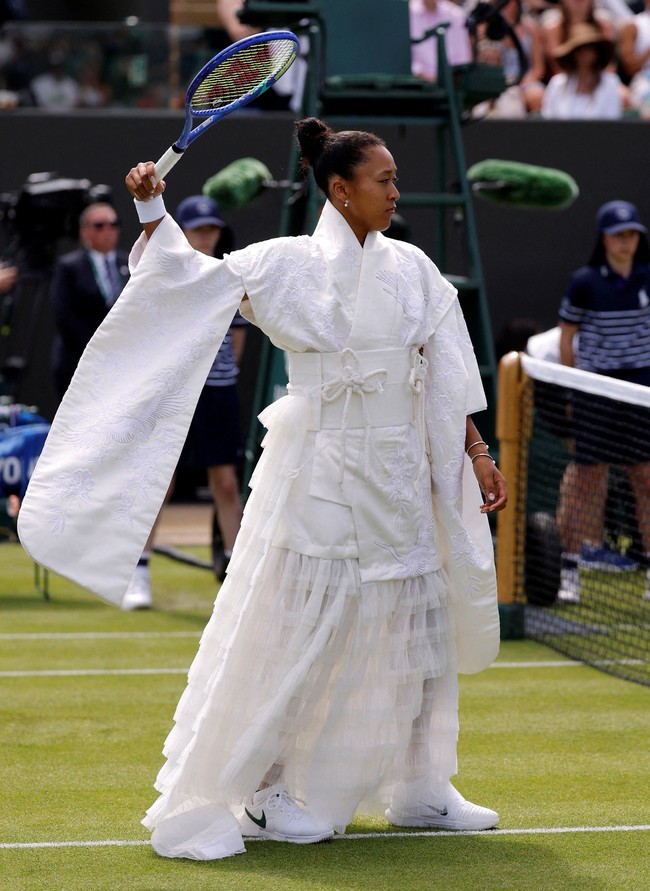 Turnamen Wimbledon yang dikenal kaku dengan dress code serba putihnya bukan penghalang bagi Naomi Osaka untuk kembali mengekspresikan diri lewat outfit pembukanya. Petenis asal Jepang itu membuktikannya saat menghadapi pertandingan pertamanya di Wimbledon 2026, Senin (29/6/2026).  (Foto: REUTERS/Andrew Couldridge)