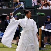 Foto: Gaya Naomi Osaka Pakai Kimono Putih Dramatis di Wimbledon 2026