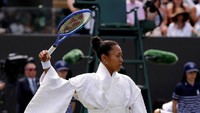 Foto: Gaya Naomi Osaka Pakai Kimono Putih Dramatis di Wimbledon 2026