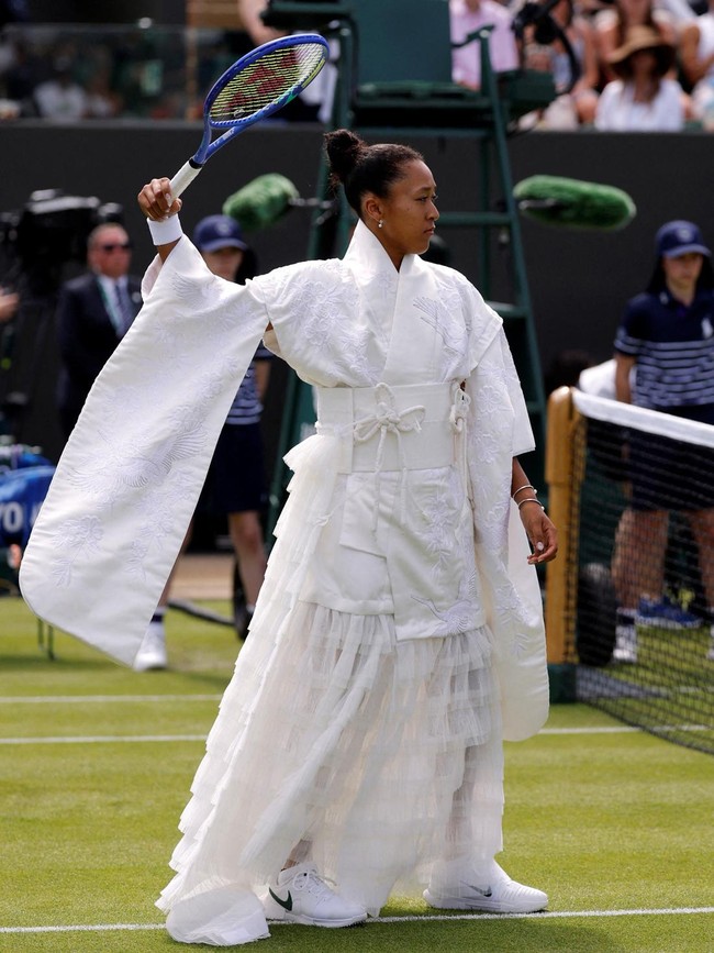 Foto: Gaya Naomi Osaka Pakai Kimono Putih Dramatis di Wimbledon 2026