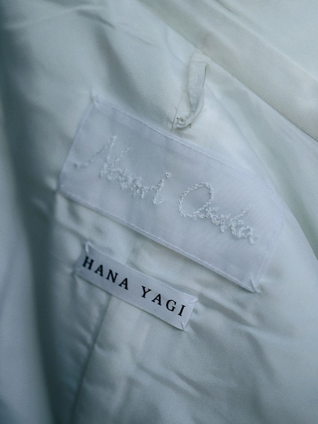 “Bekerja dengan Hana memungkinkan kami untuk merayakan sejarah dan keterampilan Jepang sembari membuat sesuatu baru yang terasa sangat modern,” kata Naomi yang turut dibantu stylist andalannya, Marty Harper. Ibu satu anak ini juga menambahkan, “Aku menyukainya karena terasa sangat kuat tapi tetap halus secara bersamaan.” (Foto: Instagram/@naomiosaka)