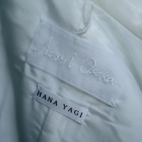 “Bekerja dengan Hana memungkinkan kami untuk merayakan sejarah dan keterampilan Jepang sembari membuat sesuatu baru yang terasa sangat modern,” kata Naomi yang turut dibantu stylist andalannya, Marty Harper. Ibu satu anak ini juga menambahkan, “Aku menyukainya karena terasa sangat kuat tapi tetap halus secara bersamaan.” (Foto: Instagram/@naomiosaka)