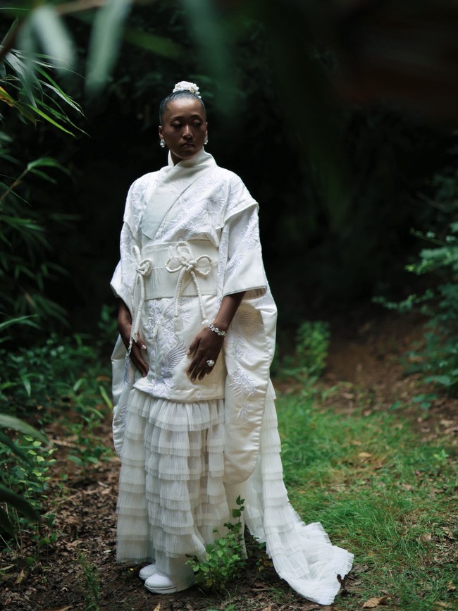 Dalam keterangan resmi, seperti dilansir New York Times, pakaian yang dinamai ‘Evolving Ceremony’ ini dibuat dengan merujuk pada junihitoe, pakaian 12 lapis yang dipakai para perempuan terhormat era Heian (794-1185). Adapun Hana menggunakan tujuh material berbeda yang didaur ulang dari vintage kimono, busana pengantin tradisional shiromuku, dan gaun pengantin versi dekonstruktif. (Foto: Instagram/@naomiosaka)