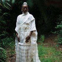 Dalam keterangan resmi, seperti dilansir New York Times, pakaian yang dinamai ‘Evolving Ceremony’ ini dibuat dengan merujuk pada junihitoe, pakaian 12 lapis yang dipakai para perempuan terhormat era Heian (794-1185). Adapun Hana menggunakan tujuh material berbeda yang didaur ulang dari vintage kimono, busana pengantin tradisional shiromuku, dan gaun pengantin versi dekonstruktif. (Foto: Instagram/@naomiosaka)