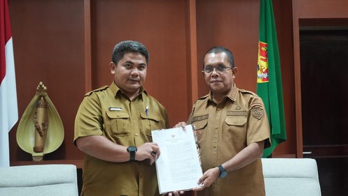 Gubernur NTT Melkiades Laka Lena (kanan) saat menyerahkan surat tugas, Selasa (30/6/2026).
