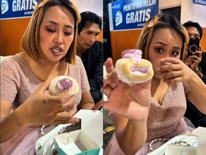 Heboh! Pinkan Mambo Review Jajanan Sebelum Resepsi Pernikahan di Mall