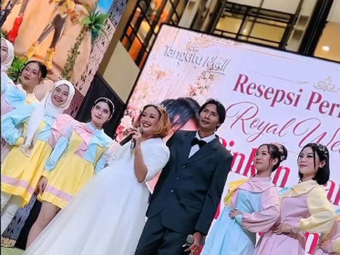 Heboh! Pinkan Mambo Review Jajanan Sebelum Resepsi Pernikahan di Mall
