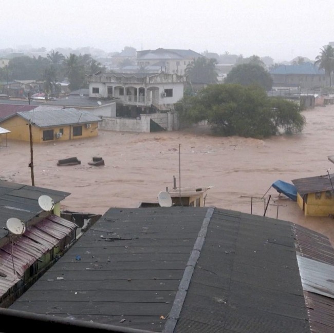 Hujan Deras Picu Banjir Parah hingga Atap Rumah di Ghana