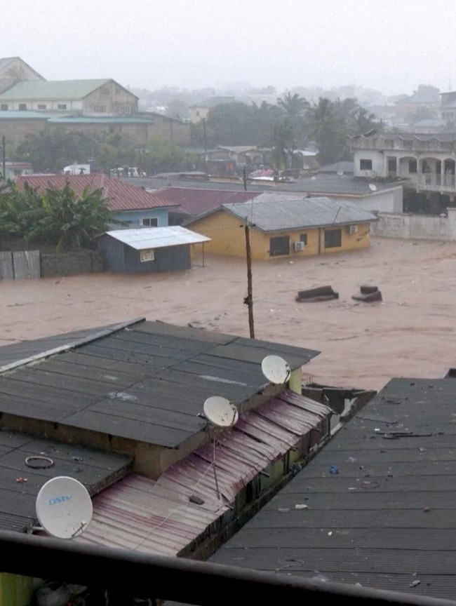 Hujan Deras Picu Banjir Parah hingga Atap Rumah di Ghana