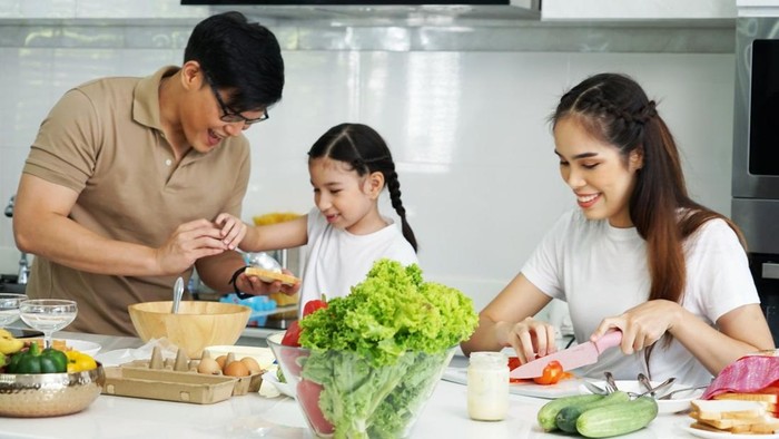 Ilustrasi memasak bersama keluarga