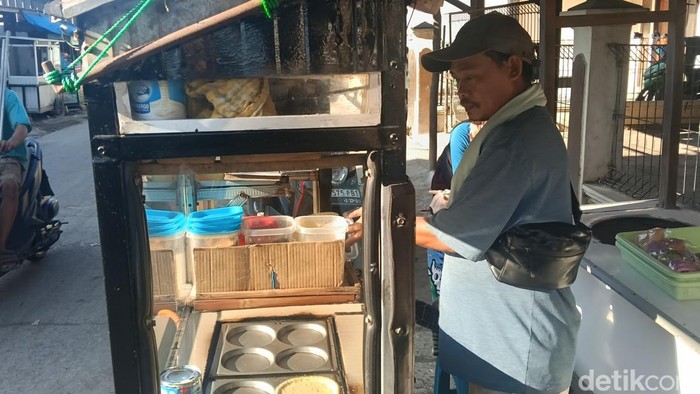 Japra (41), penjual martabak mini di Pasar Tradisional Eretan Wetan.