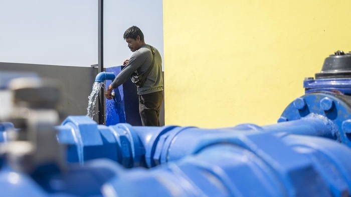 Petani memutar keran air sumur jaringan irigasi air tanah (JIAT) untuk mengairi areal persawahan di Desa Girimukti, Saguling, Kabupaten Bandung Barat, Jawa Barat, Selasa (30/6/2026). Wakil Menteri Pertanian  Sudaryono menegaskan bahwa pemerintah mempercepat pembangunan dan rehabilitasi jaringan irigasi pertanian dengan alokasi anggaran sekitar Rp12 triliun per tahun sebagai langkah strategis untuk meningkatkan produksi pangan nasional sekaligus memperkuat kesejahteraan petani. ANTARA FOTO/Abdan Syakura/nz