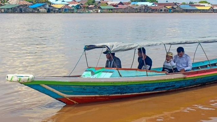 Kapal kelotok di sungai Kalimantan.