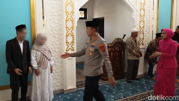 Kapolres Tasikmalaya Kota AKBP Andi Purwanto menyalami tahanan yang menikah di masjid Polres Tasikmalaya Kota.