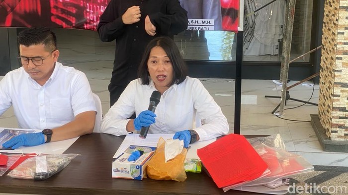 Kasatreskrim (PPA PPO) Polres Batu AKP Tri Nawang Sari saat memberikan penjelasan dalam konferensi pers