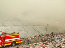 Sudah 8 Jam, Damkar Masih Upaya Padamkan Kebakaran TPA Jatiwaringin Tangerang