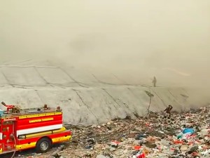 Sudah 8 Jam, Damkar Masih Upaya Padamkan Kebakaran TPA Jatiwaringin Tangerang
