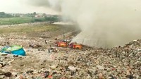Sudah 24 Jam Kebakaran TPA Jatiwaringin Belum Padam, Ini Kendalanya