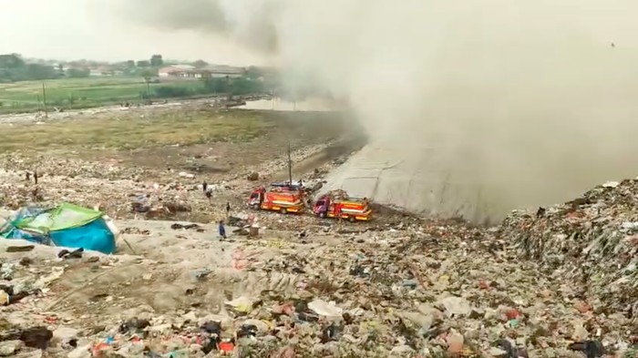 Petugas damkar masih berupaya memadamkan kebakaran di TPA Jatiwaringin, Kabupaten Tangerang, Banten.