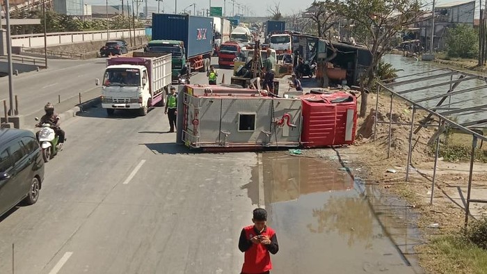 Truk damkar terguling di Pantura Demak, Selasa (30/6/2026).
