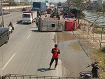Detik-detik Ngeri Mobil Damkar Demak Terguling Dihantam Truk Tangki
