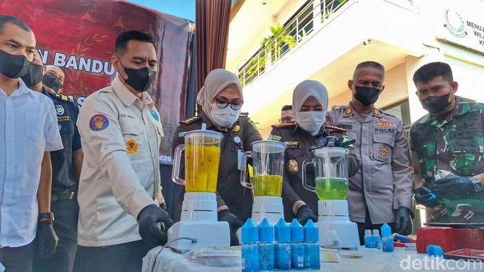 Kejaksaan Negeri Kabupaten Bandung, saat memusnahkan barang bukti narkoba, rokok ilegal, dan barang bukti sitaan tindak pidana, Jalan Jaksa Naranata, Baleendah, Selasa (30/6/2026)