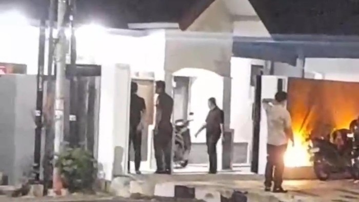 Video yang menampilkan rumah dinas Kajari Tuban digeledah petugas dari Kejati Jatim