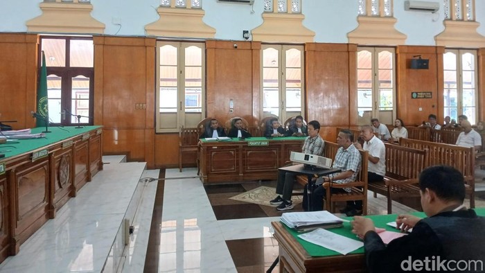 Ketiga terdakwa di sidang Pengadilan Negeri (PN) Medan. (Foto: Juita Sinuhaji/detikSumut).