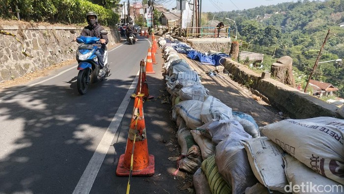 Kondisi terkini pembangunan tembok penahan tebing di Jalan Dago Atas.