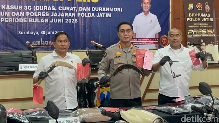 Wadirreskrimum, Kabid Humas, dan Kasubdit Jatanras menunjukkan barang bukti kasus 3C saat konferensi pers di Polda Jatim
