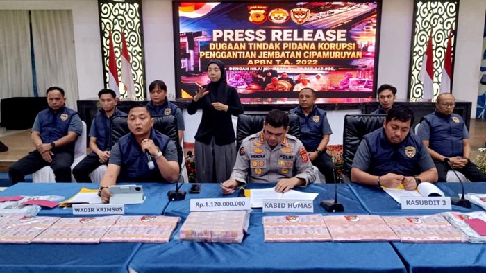 IstimewaKonferensi pers kasus tindak pidana korupsi kontruksi jembatan yang berada di Kecamatan Cibadak, Kabupaten Sukabumi.
