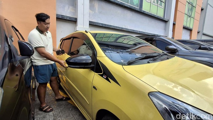 Korban menunjukkan lubang kunci mobil yang dirusak oleh pelaku