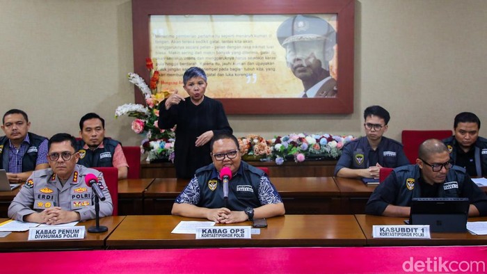 Kabag Ops Kortas Tipikor Polri Kombes Ahmad Yusuf Afandi memberikan keterangan pers di Mabes Polri, Jakarta, Selasa (30/6/2026). Kortas Tipikor menetapkan empat tersangka dalam kasus dugaan korupsi jual beli bahan bakar minyak (BBM) non-tunai antara PT Pertamina Patra Niaga dan PT Asmin Koalindo Tuhup.