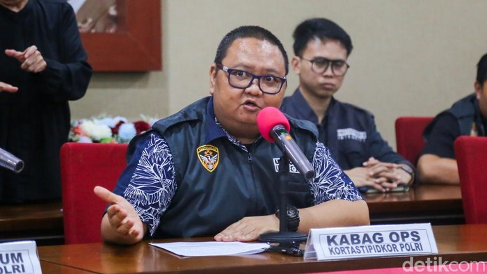 Kabag Ops Kortas Tipikor Polri Kombes Ahmad Yusuf Afandi memberikan keterangan pers di Mabes Polri, Jakarta, Selasa (30/6/2026). Kortas Tipikor menetapkan empat tersangka dalam kasus dugaan korupsi jual beli bahan bakar minyak (BBM) non-tunai antara 