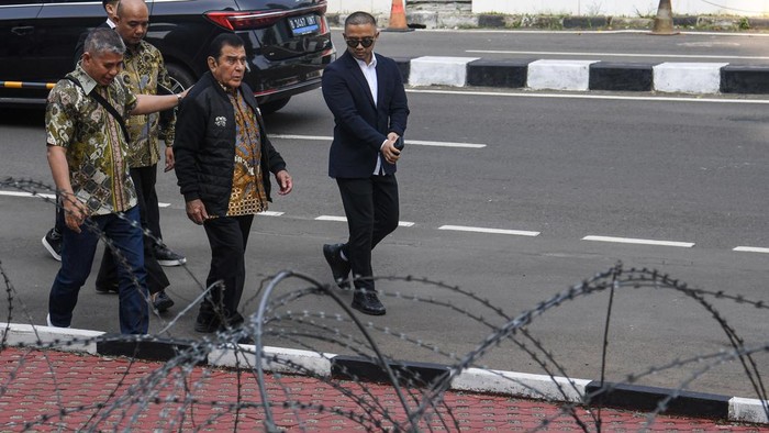 Ketua Umum Pemuda Pancasila Japto Soerjosoemarno berjalan untuk menjalani pemeriksaan di Gedung Merah Putih KPK, Jakarta, Selasa (30/6/2026). KPK memeriksa Japto Soerjosoemarno sebagai saksi pada penyidikan kasus dugaan tindak pidana korupsi berupa gratifikasi dan tindak pidana pencucian uang di sektor pertambangan batu bara yang melibatkan mantan Bupati Kutai Kartanegara Rita Widyasari. ANTARA FOTO/Muhammad Adimaja/nym.
