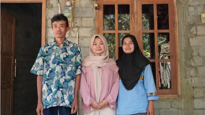 Leni Ismawati bersama ayah Mojo dan ibunya Erni.