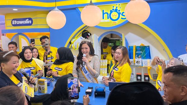 Maia Estianty, Brand Ambassador Etawalin menjadi Queen Cashier di Booth Etawalin Maia Estianty, Brand Ambassador Etawalin menjadi Queen Cashier di Booth Etawalin