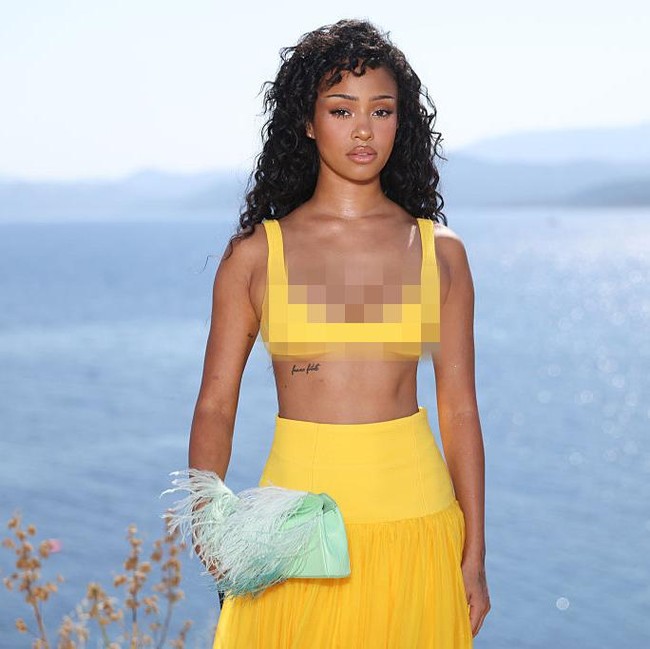 Gaya Seksi Manon KATSEYE Hadiri Fashion Show Jacquemus di Tengah Hiatus